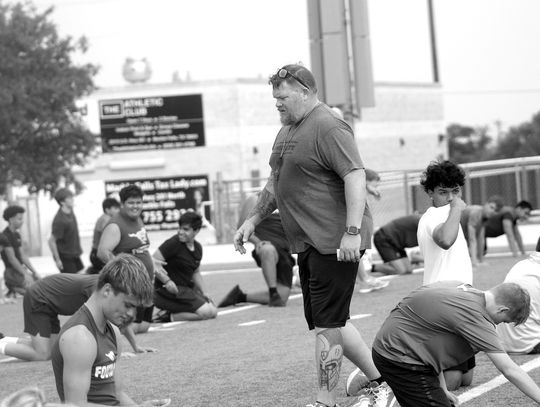 Marble Falls strength and conditioning coach Karl “Beef” Bielfeldt walks through the ranks of Mustangs and Lady Mustangs before giving them the next mat drill move. Photos by Jennifer Fierro/TexasChalkTalk.com