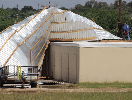Crews descend for high wind cleanup