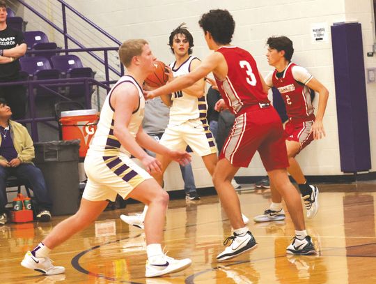 Photos by Jennifer Fierro/TexasChalkTalk. com Marble Falls seniors Noah Lyon (left) and Garen Jones form a great onetwo punch thanks to their ability to accept contact and get to the basket.