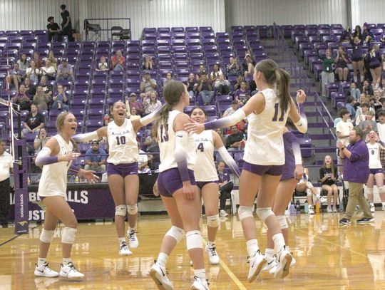 The Marble Falls volleyball players congratulate freshman Brighton Bernard (13) for recording a kill. Jennifer Fierro/TexasChalkTalk.com