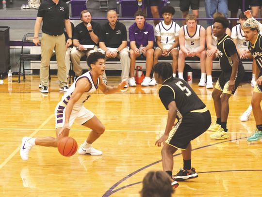 Part of how Marble Falls senior guard Tidus Willie scored 1,000 points for the Mustangs is because of his ability to create his shots. Photos by Jennifer Fierro/TexasChalkTalk.com