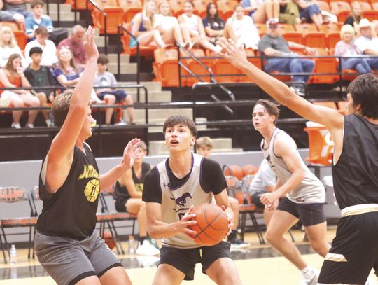 Junior Marc Barrios is unafraid to drive inside and attack the basket. Photos by Jennifer Fierro/TexasChalkTalk.com