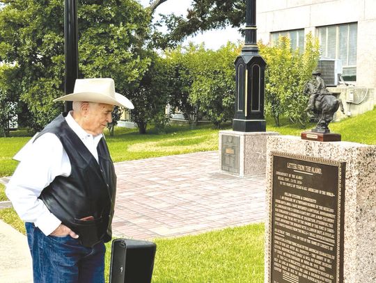 Contributed photo U.S. Congress-man John Carter (TX-31) admired the newly-installed Alamo Letter Society plaque on the courthouse square.