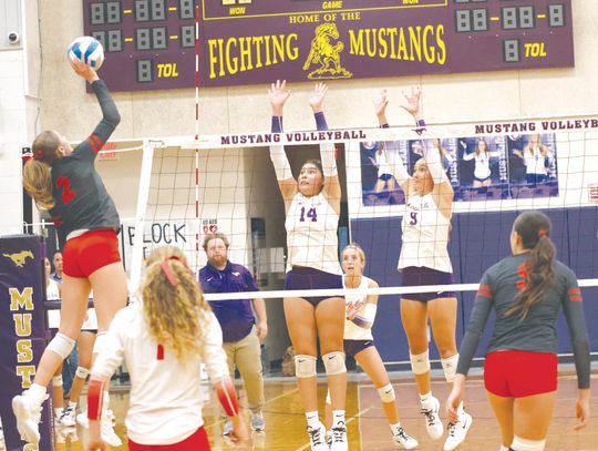 Marble Falls senior setter Mia Trejo (14) and junior middle hitter Payton Dunk force Salado sophomore hitter Kaylee Bragg to adjust her dink. Photos by Jennifer Fierro/TexasChalkTalk.com