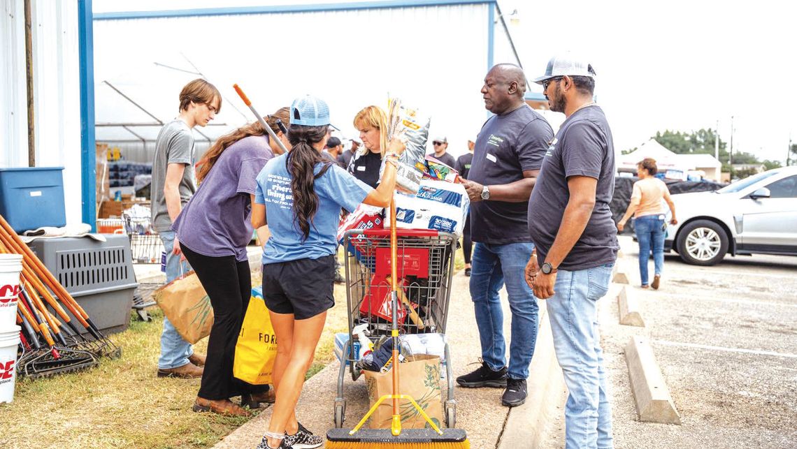 Ark of Highland Lakes volunteers