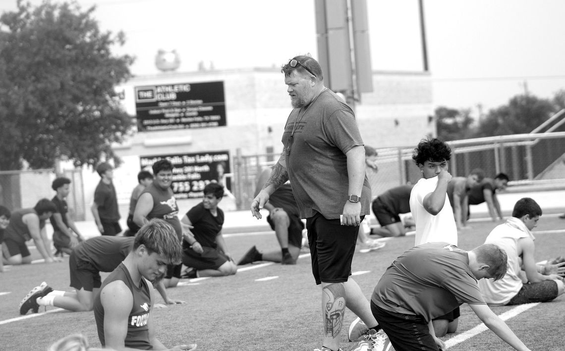 Marble Falls strength and conditioning coach Karl “Beef” Bielfeldt walks through the ranks of Mustangs and Lady Mustangs before giving them the next mat drill move. Photos by Jennifer Fierro/TexasChalkTalk.com