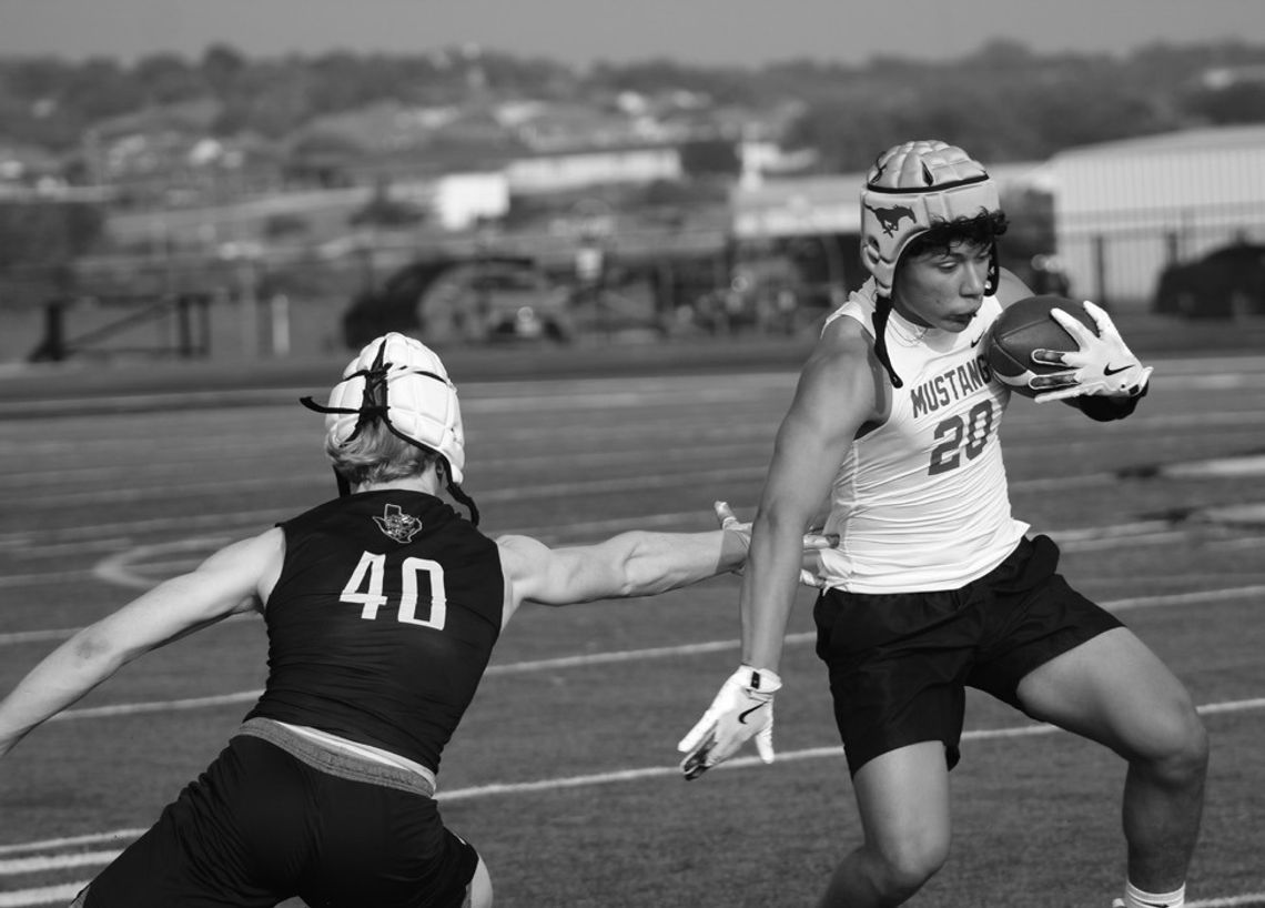 Joaquin Aguilar tries to avoid being tagged during a contest against Llano. Photos by Jennifer Fierro/TexasChalkTalk.com