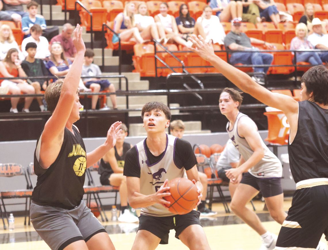 Junior Marc Barrios is unafraid to drive inside and attack the basket. Photos by Jennifer Fierro/TexasChalkTalk.com
