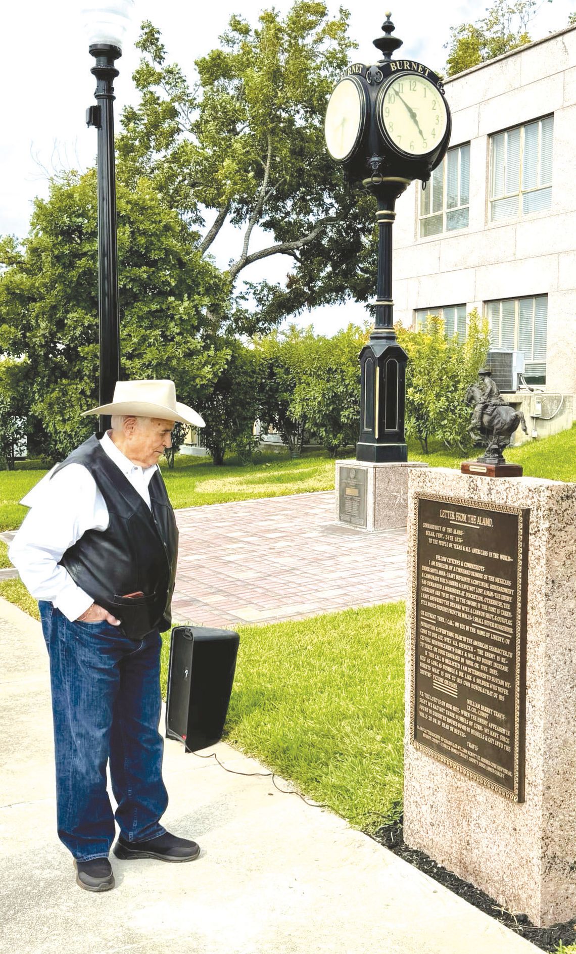 Contributed photo U.S. Congress-man John Carter (TX-31) admired the newly-installed Alamo Letter Society plaque on the courthouse square.